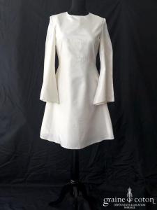 Robe courte en taffetas ivoire à manches longues évasées
