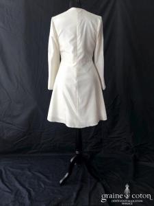 Robe courte en taffetas ivoire à manches longues évasées