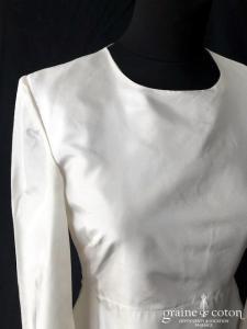 Robe courte en taffetas ivoire à manches longues évasées