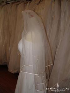 Voile ivoire bordé d'un fin biais de satin