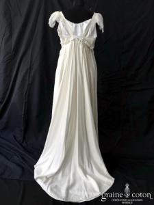 Création - Robe en crêpe de soie et dentelle ivoire
