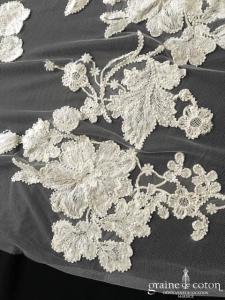 Pronovias - Voile long de 3 mètres en tulle souple ivoire clair orné de guipure de dentelle perlée