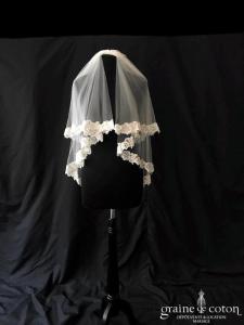 Voile court en tulle ivoire bordé de dentelle