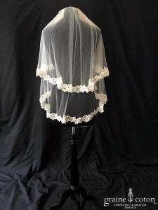 Voile court en tulle ivoire bordé de dentelle