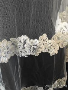Voile court en tulle ivoire bordé de dentelle