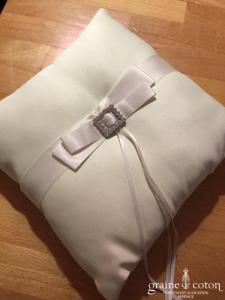 Coussin d'alliances en satin ivoire