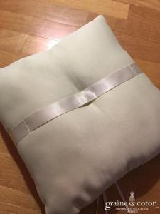 Coussin d'alliances en satin ivoire
