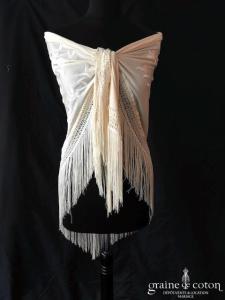 Création - Étole / châle triangle brodée en soie champagne