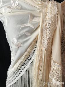 Création - Étole / châle triangle brodée en soie champagne