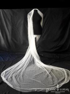 Création - Voile long de 2,50 mètres en tulle fluide ivoire clair bords bruts