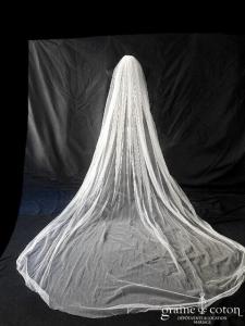 Création - Voile long de 2,50 mètres en tulle fluide ivoire clair bords bruts