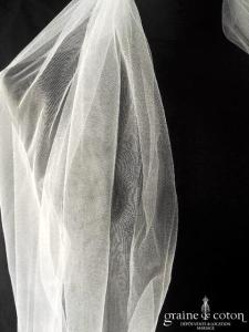 Création - Voile long de 2,50 mètres en tulle fluide ivoire clair bords bruts