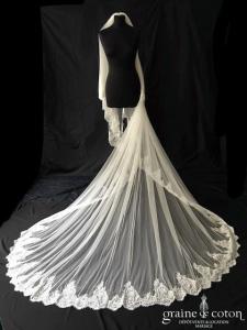 Pronovias - Voile long de 3 mètres en tulle fluide ivoire bordé de dentelle de Calais