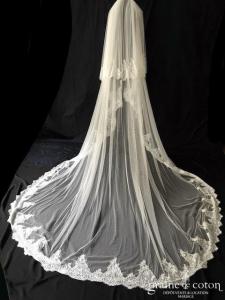 Pronovias - Voile long de 3 mètres en tulle fluide ivoire bordé de dentelle de Calais