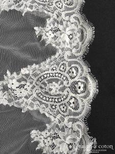 Pronovias - Voile long de 3 mètres en tulle fluide ivoire bordé de dentelle de Calais