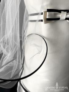 Suzanne Ermann - Voile en tulle ivoire à volutes bordées de satin noir