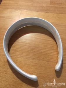 White One pour Pronovias - Serre tête en satin ivoire