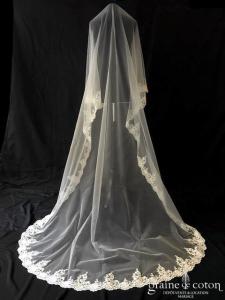 Création - Voile long de 2,5 mètres en tulle fluide ivoire clair bordé de dentelle
