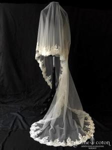 Création - Voile long de 2,5 mètres en tulle fluide ivoire clair bordé de dentelle