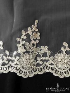 Création - Voile long de 2,5 mètres en tulle fluide ivoire clair bordé de dentelle