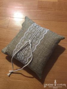 Création - Petit coussin d'alliances en sisal et dentelle ivoire