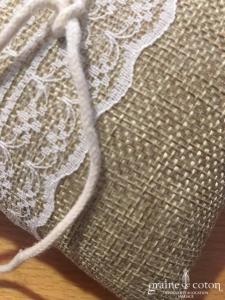 Création - Petit coussin d'alliances en sisal et dentelle ivoire