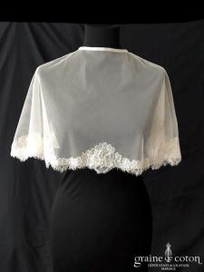 Création - Cape en tulle et dentelle de Chantilly ivoire clair