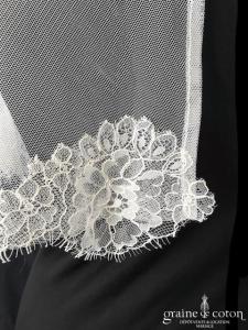 Création - Cape en tulle et dentelle de Chantilly ivoire clair