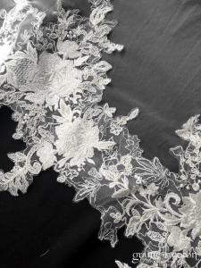 Bianco Evento - Voile simple long de 280 cm en soft tulle ivoire bordé d'une dentelle brodée et perlée