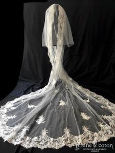 Elie Saab - Voile long de 3 mètres en tulle ivoire bordé de dentelle et finement brodé