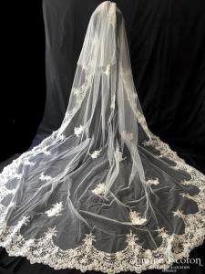 Elie Saab - Voile long de 3 mètres en tulle ivoire bordé de dentelle et finement brodé