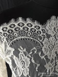 Création - Boléro court en dentelle encolure bateau