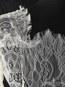 Création - Boléro court en fine dentelle manches 3/4 et dos nu en V