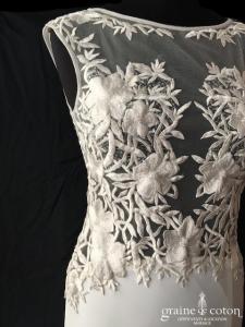 Basic Black Label - Robe fourreau fendue en crêpe et dentelle brodée