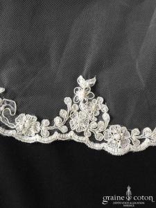 Création - Voile long de 2,80 mètres en tulle ivoire bordé de dentelle perlée