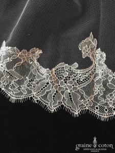 Création - Voile long de 2,30 mètres en tulle ivoire bordé de dentelle