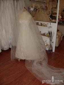Mariées de Paris - Voile ivoire de plus de 3 mètres avec petites perles cousues.