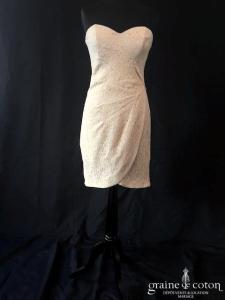 Robe courte droite bustier en dentelle crème