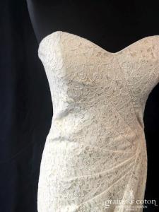 Robe courte droite bustier en dentelle crème