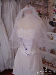 Voile court blanc avec bord surjeté