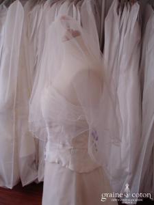 Voile court ivoire avec bord surjeté