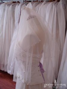 Voile court ivoire avec bord cousu de perles nacrées