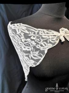 Création - Mantille triangulaire en dentelle ivoire