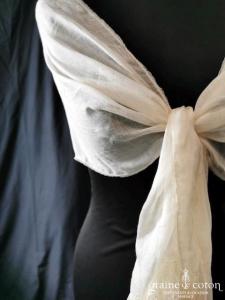 Création - Écharpe en soie et guipure ivoire