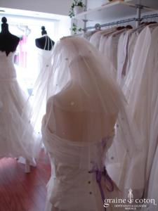 Voile très court ivoire avec petites fleurs et perles brodés