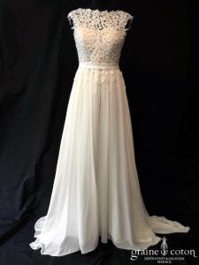 Création en dentelle et mousseline ivoire