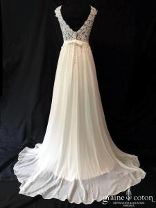 Création en dentelle et mousseline ivoire