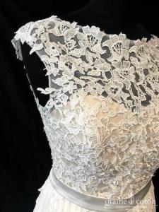 Création en dentelle et mousseline ivoire