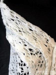 Création - Châle triangulaire en laine ajouré ivoire clair fait main