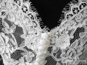 Bianco Evento - Boléro décolleté en V boutonné dans le dos à manches mi longues en dentelle ivoire